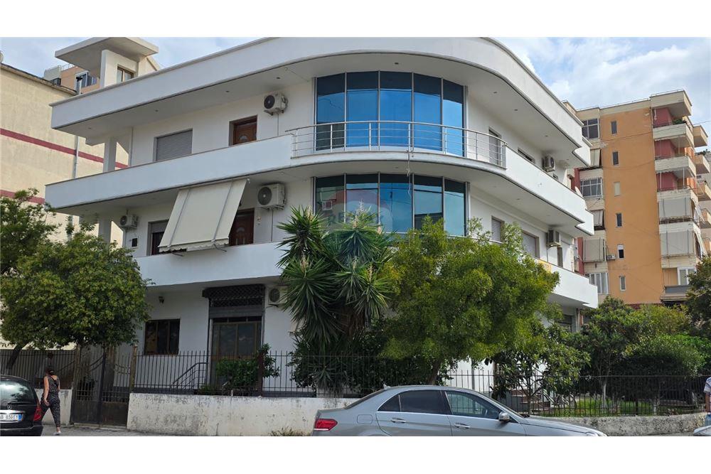 Villa di 3 piani in vendita in via transballkanike, Vlorë