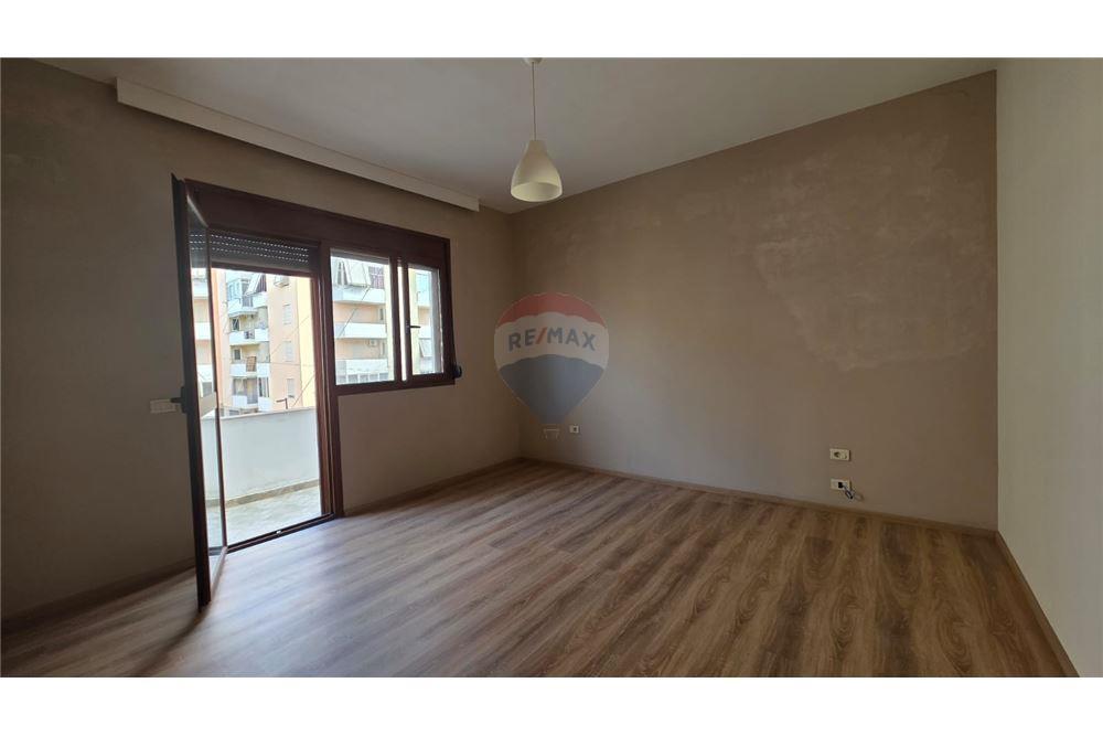 Villa di 3 piani in vendita in via transballkanike, Vlorë (2)