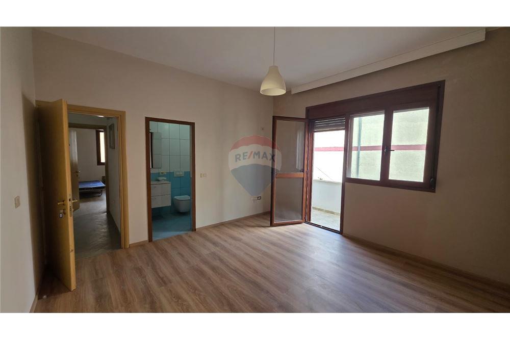 Villa di 3 piani in vendita in via transballkanike, Vlorë (3)