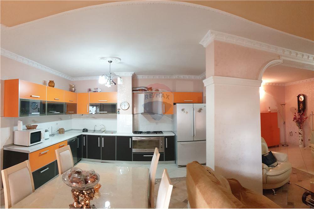 Apartamenti ndodhet ne katin e 3 te nje ndertimi te ri me siperfaqe 160 metra katror.