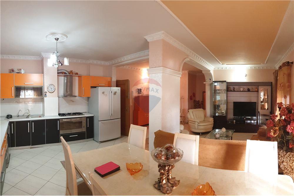 Apartamenti ndodhet ne katin e 3 te nje ndertimi te ri me siperfaqe 160 metra katror. (2)
