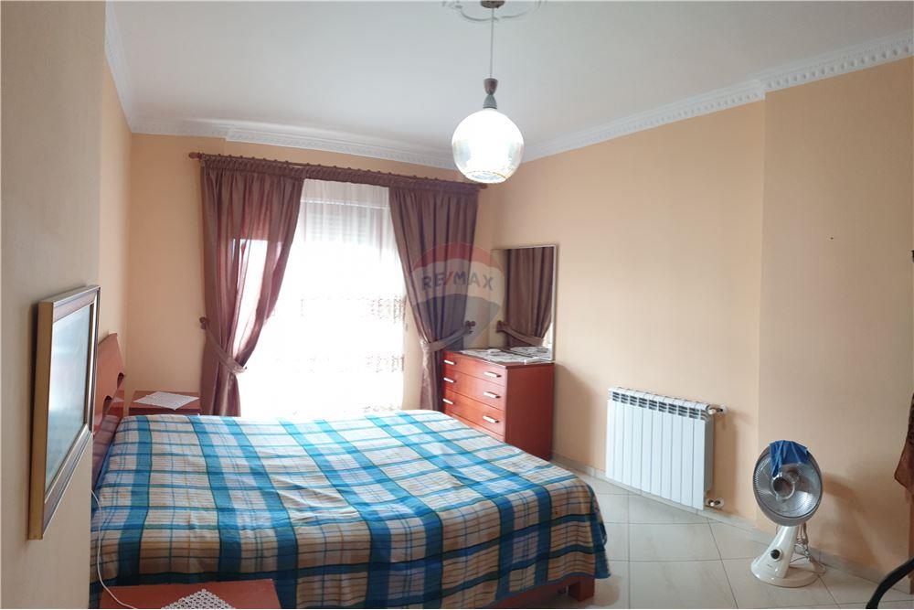Apartamenti ndodhet ne katin e 3 te nje ndertimi te ri me siperfaqe 160 metra katror. (3)