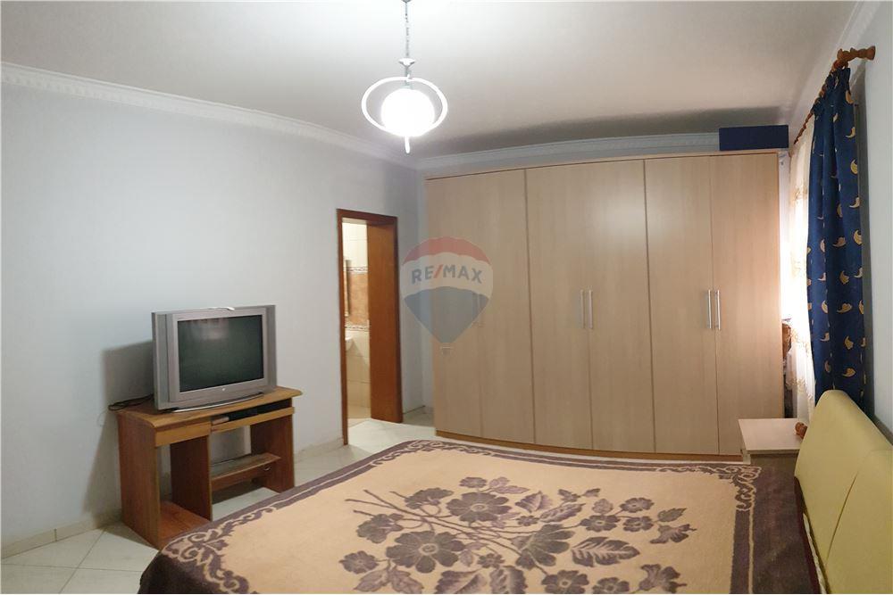 Apartamenti ndodhet ne katin e 3 te nje ndertimi te ri me siperfaqe 160 metra katror. (4)