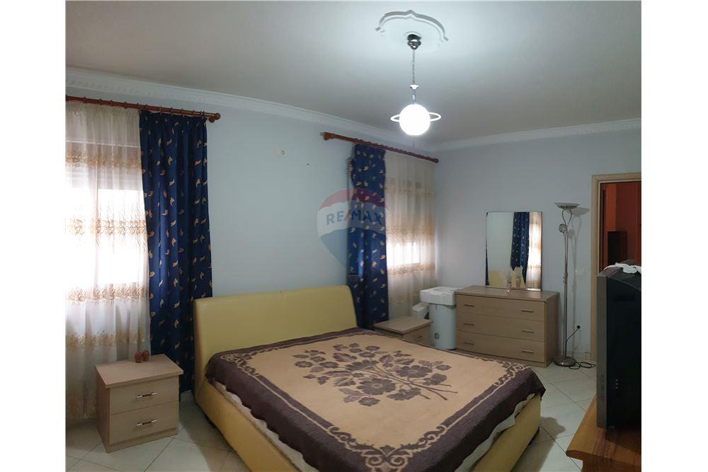 Apartamenti ndodhet ne katin e 3 te nje ndertimi te ri me siperfaqe 160 metra katror. (5)