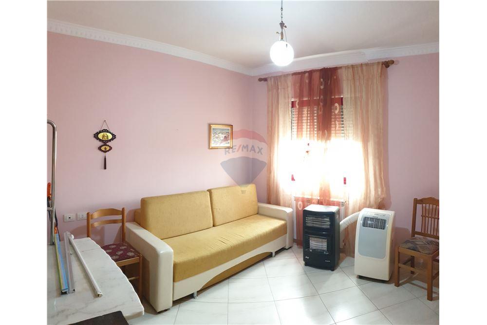 Apartamenti ndodhet ne katin e 3 te nje ndertimi te ri me siperfaqe 160 metra katror. (6)