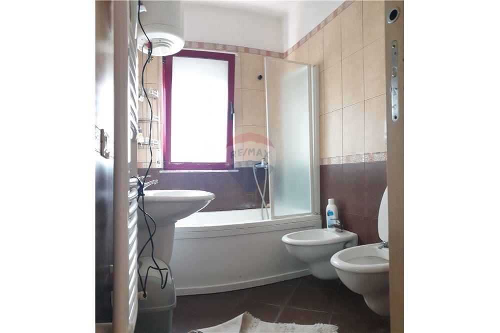 Apartamenti ndodhet ne katin e 3 te nje ndertimi te ri me siperfaqe 160 metra katror. (7)