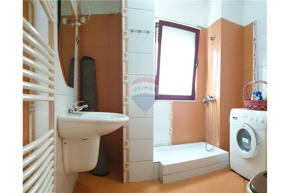 Apartamenti ndodhet ne katin e 3 te nje ndertimi te ri me siperfaqe 160 metra katror. (8)