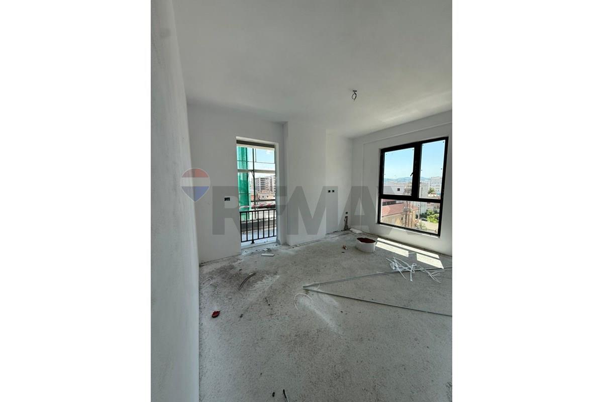 Appartement à vendre 2+1+2 près du cirque ulliri, kamëz