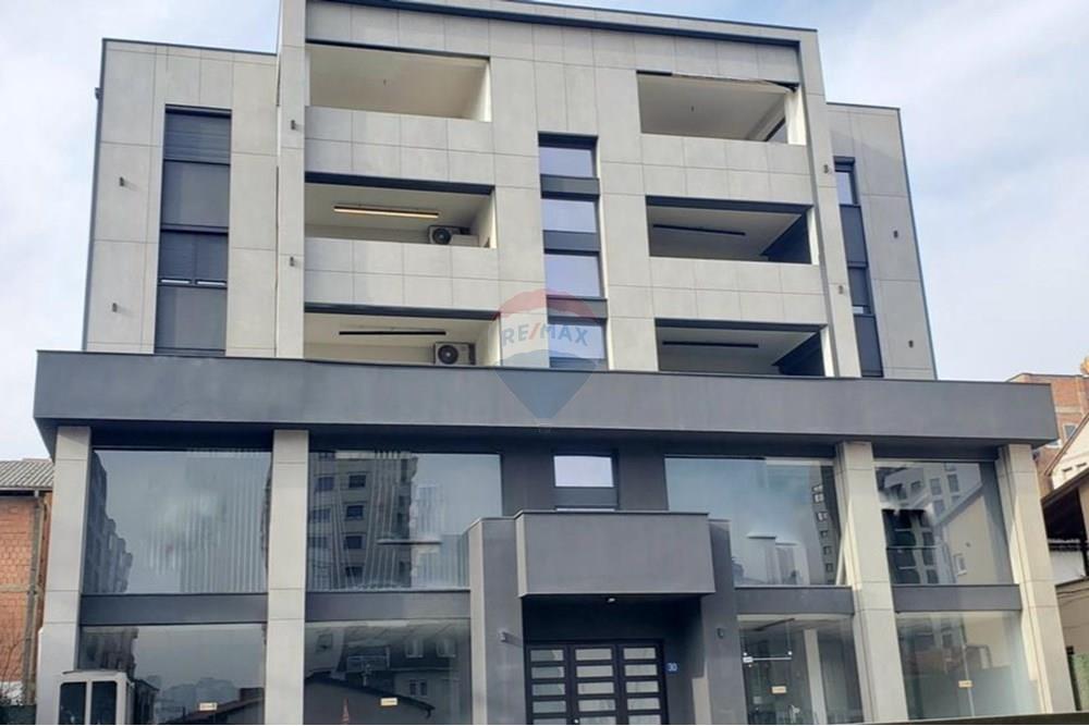 Jepet me qira objekt 1000 m², i cili ofron një ambient të përshtatshëm dhe fleksibël për zhvillimin e biznesit tuaj.