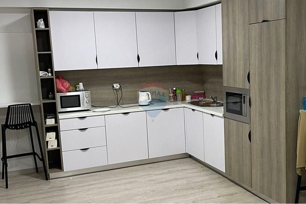 Jepet me qira objekt 1000 m², i cili ofron një ambient të përshtatshëm dhe fleksibël për zhvillimin e biznesit tuaj. (4)