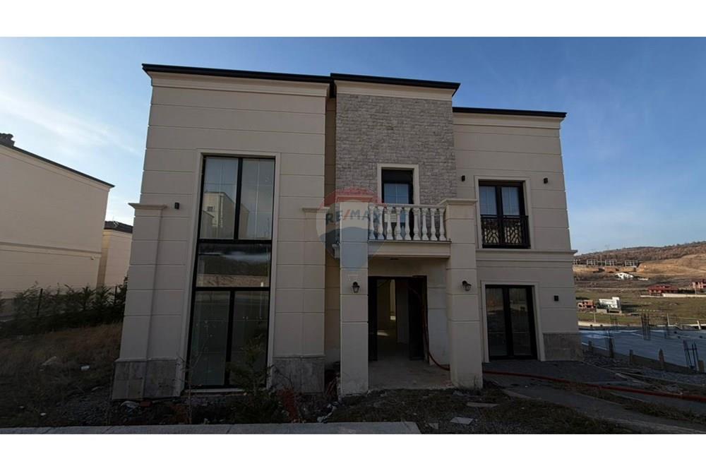 Casa moderna à venda, 365 m², royal green residence, Pristina.
