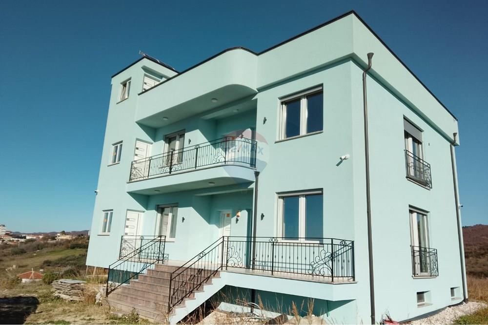 Toka/godina liegt im gebiet der lalzit-bucht.