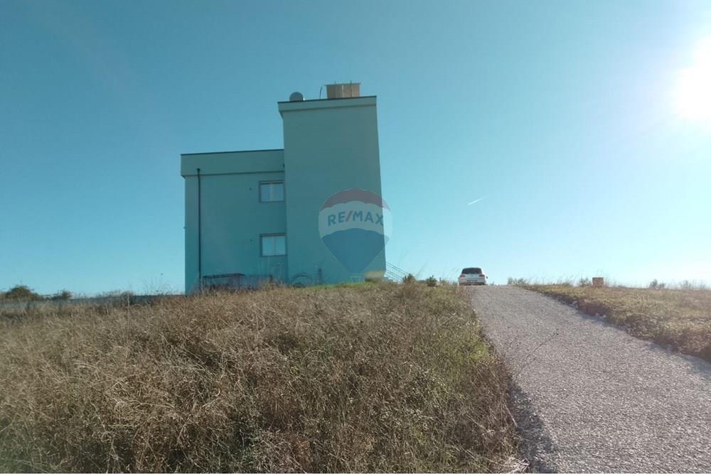 Toka/godina liegt im gebiet der lalzit-bucht. (5)