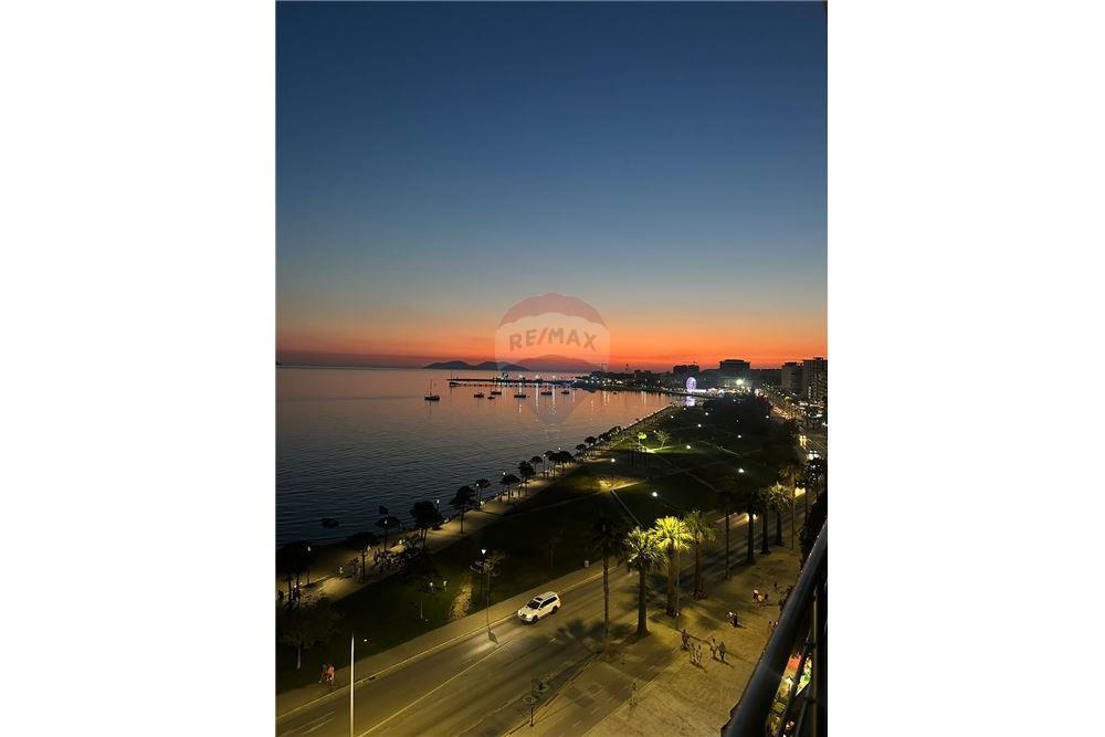 Apartament luksoz 2+1+2 ne katin e 7 në lungomare pamje spektakolare nga deti!