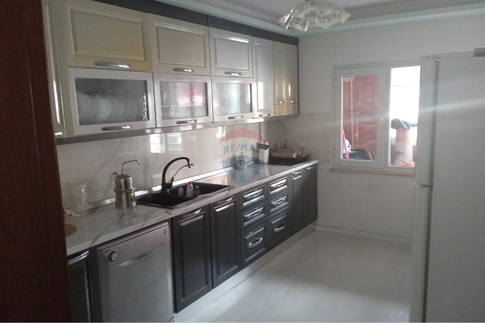 Duplex apartment for sale in the gintash block area, laprakë, in a very favorable position for family living. (2)
