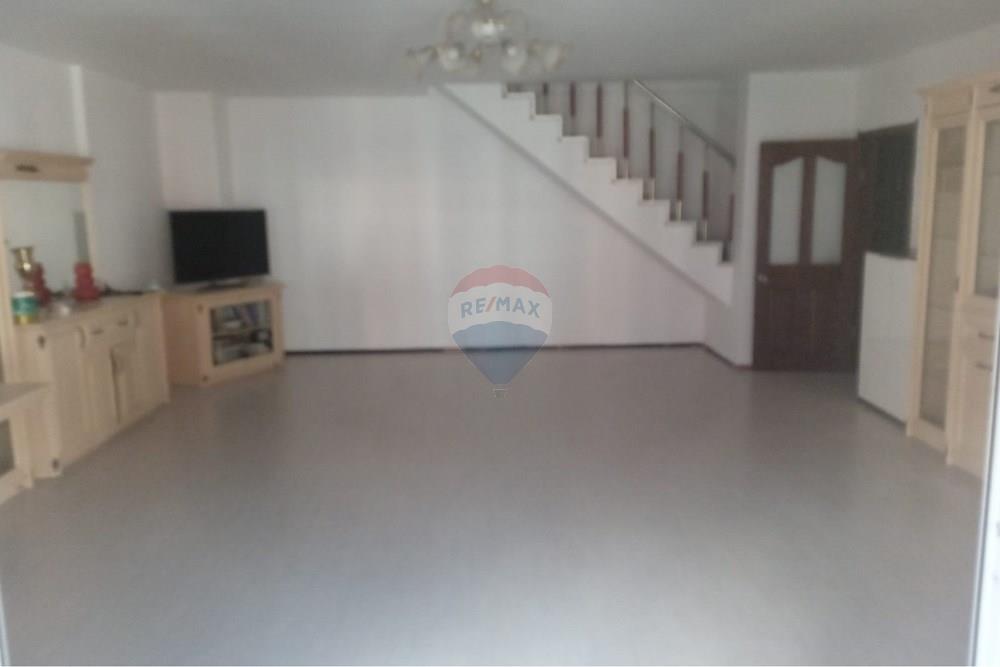Duplex apartment for sale in the gintash block area, laprakë, in a very favorable position for family living. (6)