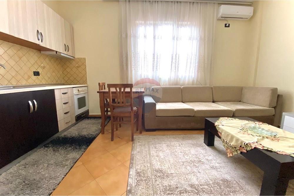 Apartamento 2+1 en alquiler en la calle dritan hoxha, en un edificio construido en 2000, sin ascensor.