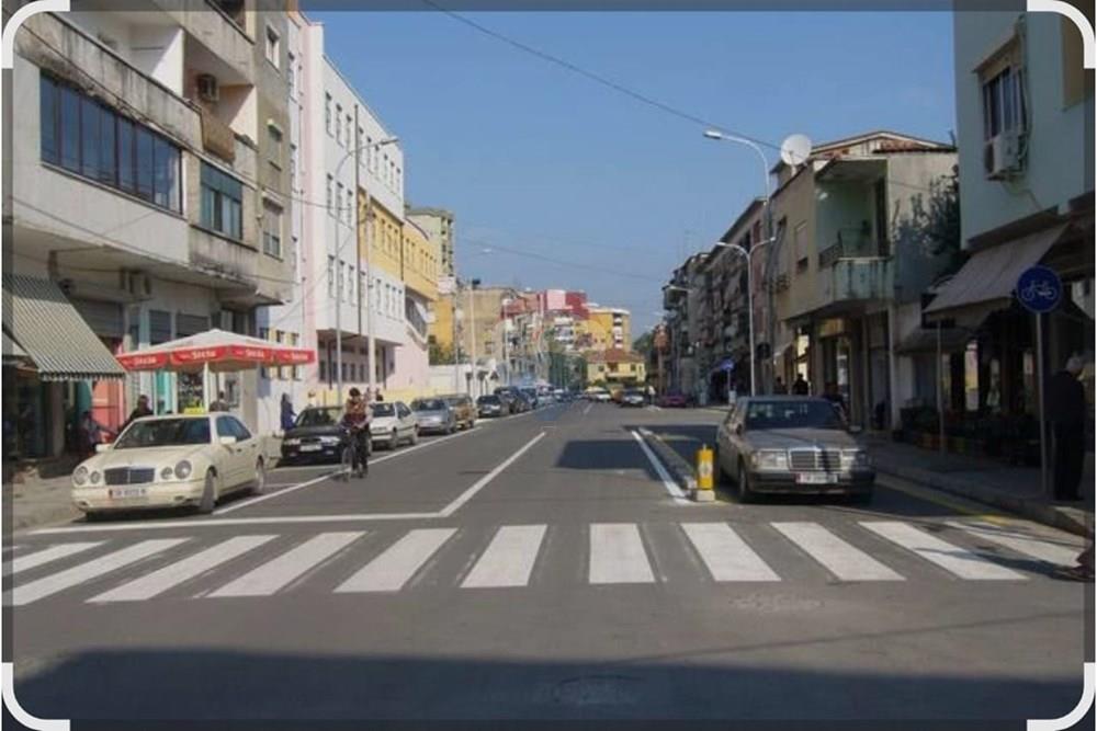 Rruga e barrikadave( buzë rrugës kryesore)