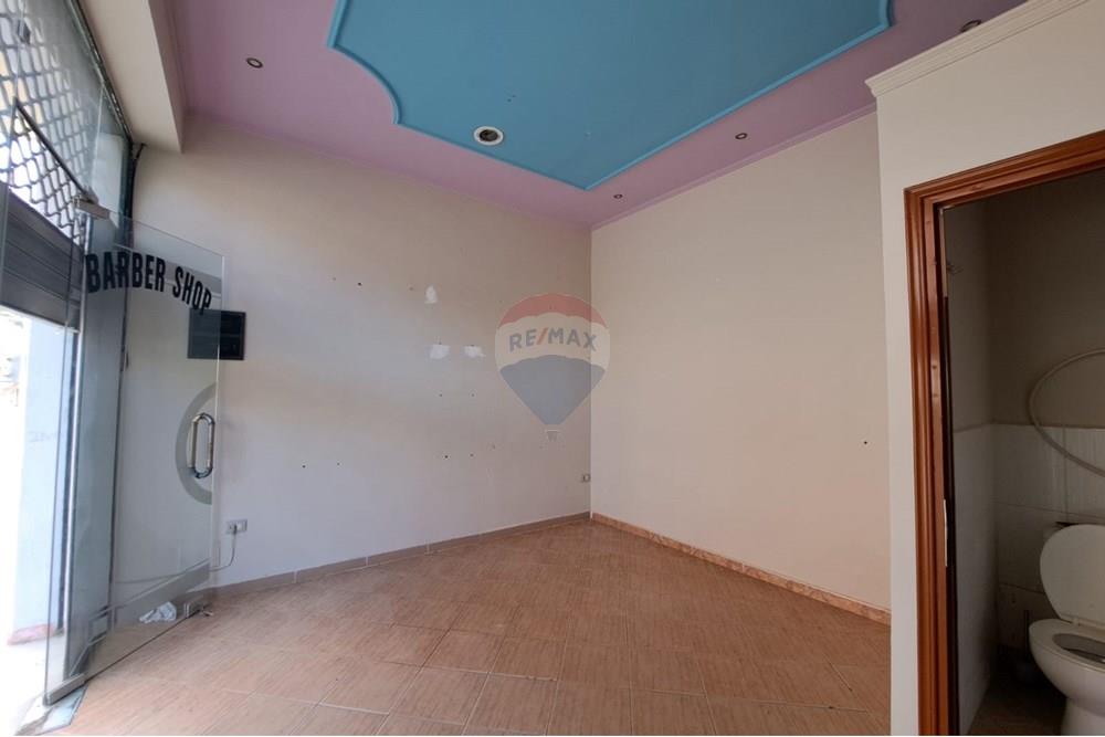 Dyqan në shitje pranë bashkisë Vlorë, me fasadë nga sheshi kryesor (2)