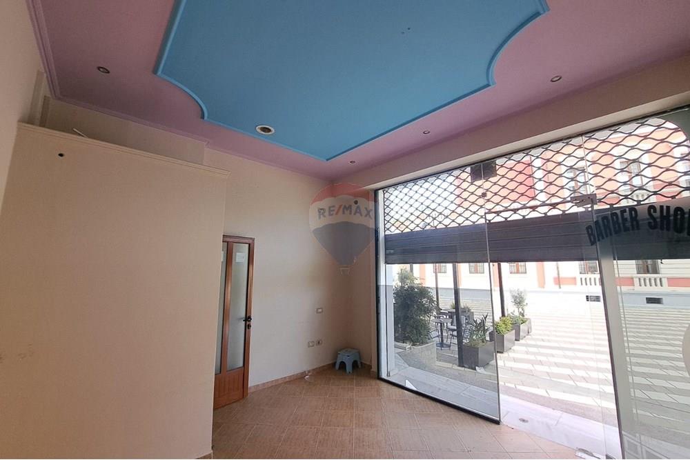 Dyqan në shitje pranë bashkisë Vlorë, me fasadë nga sheshi kryesor (5)