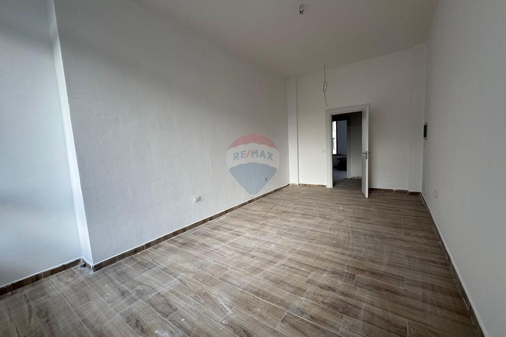 Ambiente localizado no segundo andar de um edifício totalmente comercial.
