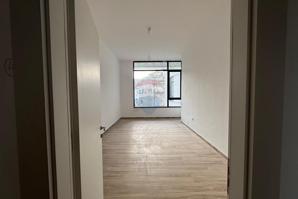 Ambiente localizado no segundo andar de um edifício totalmente comercial.