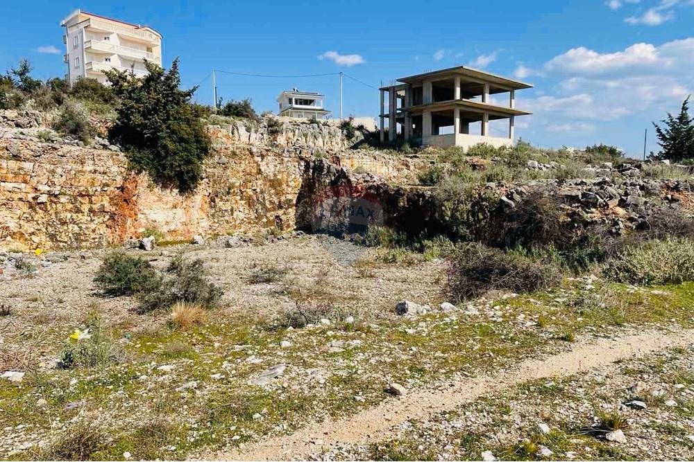 Land for sale with stunning sea and city views - unique investment opportunity in Sarandë