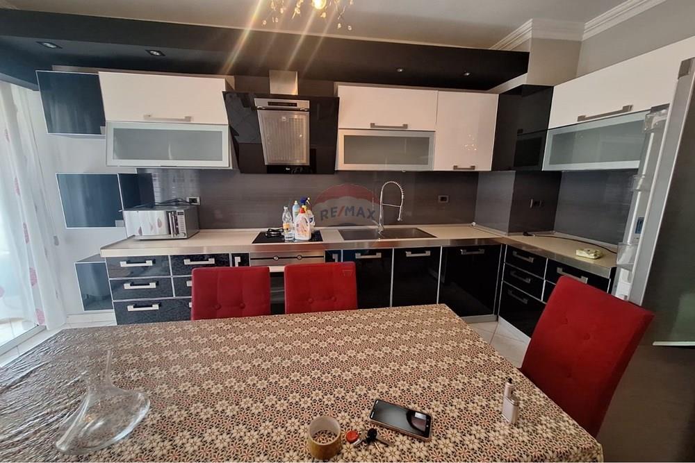 Apartment zum verkauf 2+1+2 + parkplatz an der dritan hoxha straße
