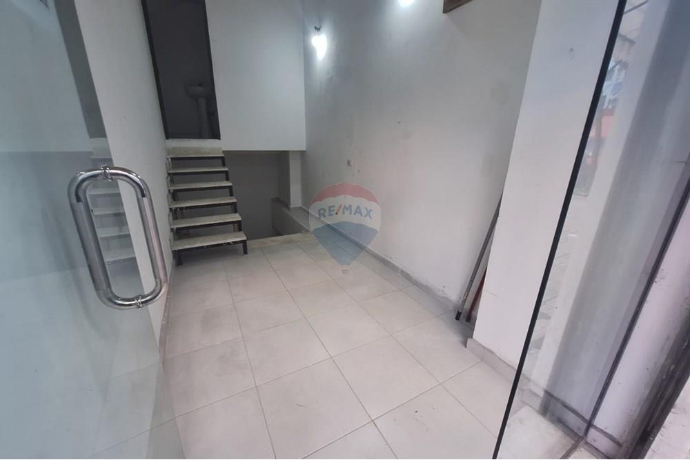 Negozio duplex in vendita a Yzberisht, in via tre deshmoret.