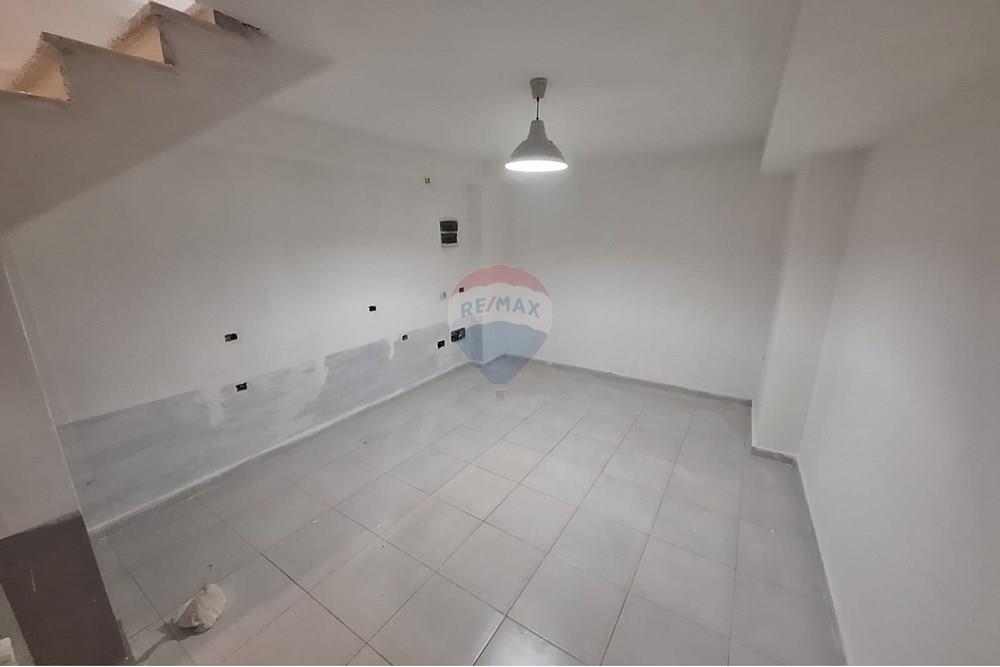 Negozio duplex in vendita a Yzberisht, in via tre deshmoret. (2)