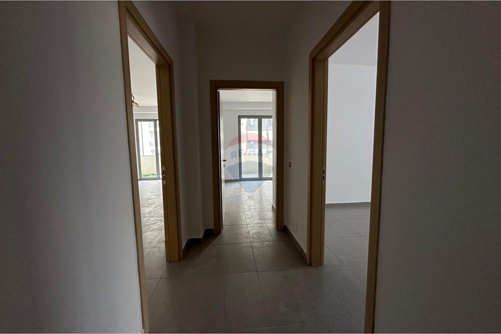 Na zona do kinostudio, oferecemos um apartamento à venda de tipologia 2+1. (2)