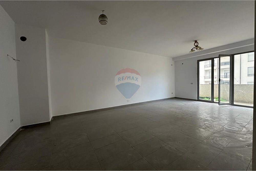Na zona do kinostudio, oferecemos um apartamento à venda de tipologia 2+1. (3)