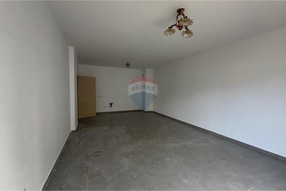 Na zona do kinostudio, oferecemos um apartamento à venda de tipologia 2+1. (5)