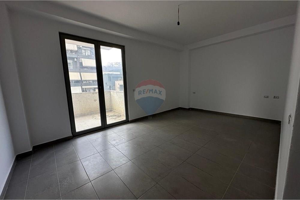 Na zona do kinostudio, oferecemos um apartamento à venda de tipologia 2+1. (6)