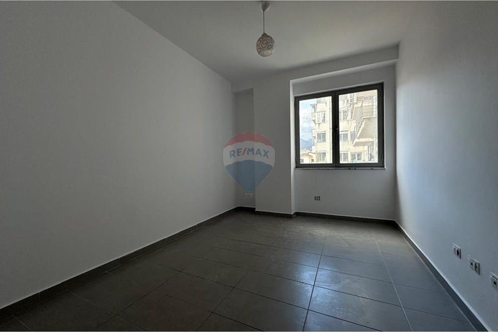 Na zona do kinostudio, oferecemos um apartamento à venda de tipologia 2+1. (7)