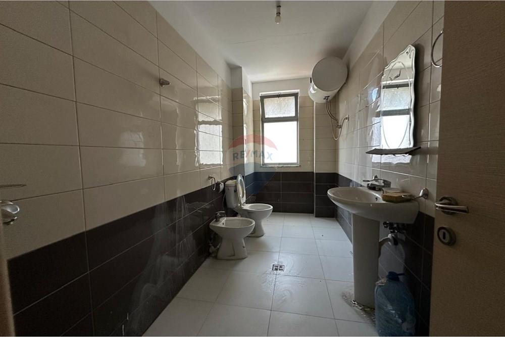 Na zona do kinostudio, oferecemos um apartamento à venda de tipologia 2+1. (8)