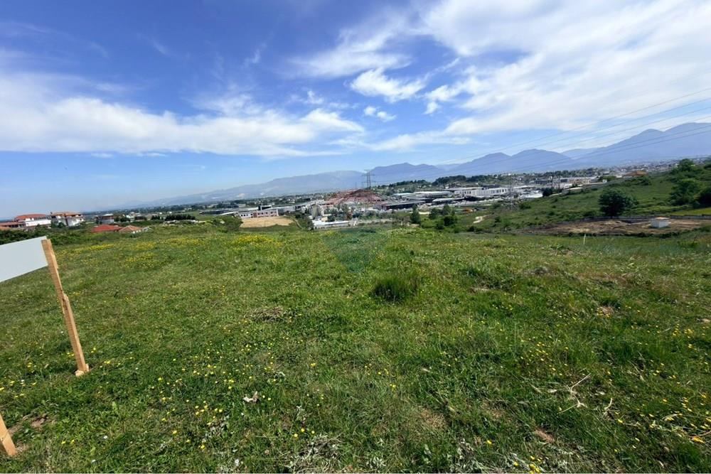 Shitet tokë 2500 m² në kashar