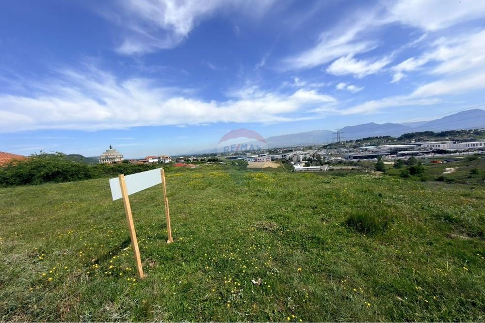 Shitet tokë 2500 m² në kashar (2)