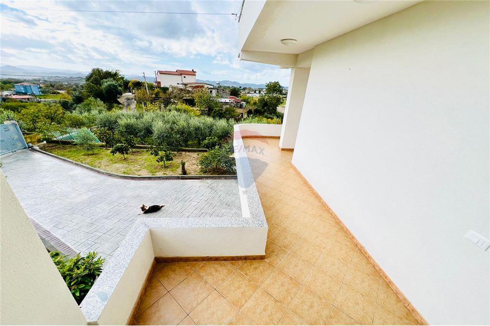 Ville private a 3 piani in vendita