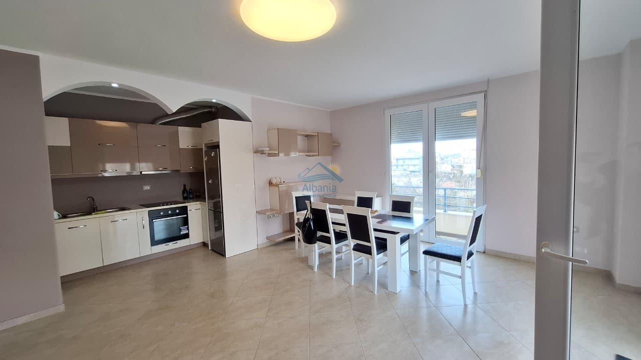 Apartament me dy dhoma gjumi në linjë fronti për shitje në Vlorë shqipëri
