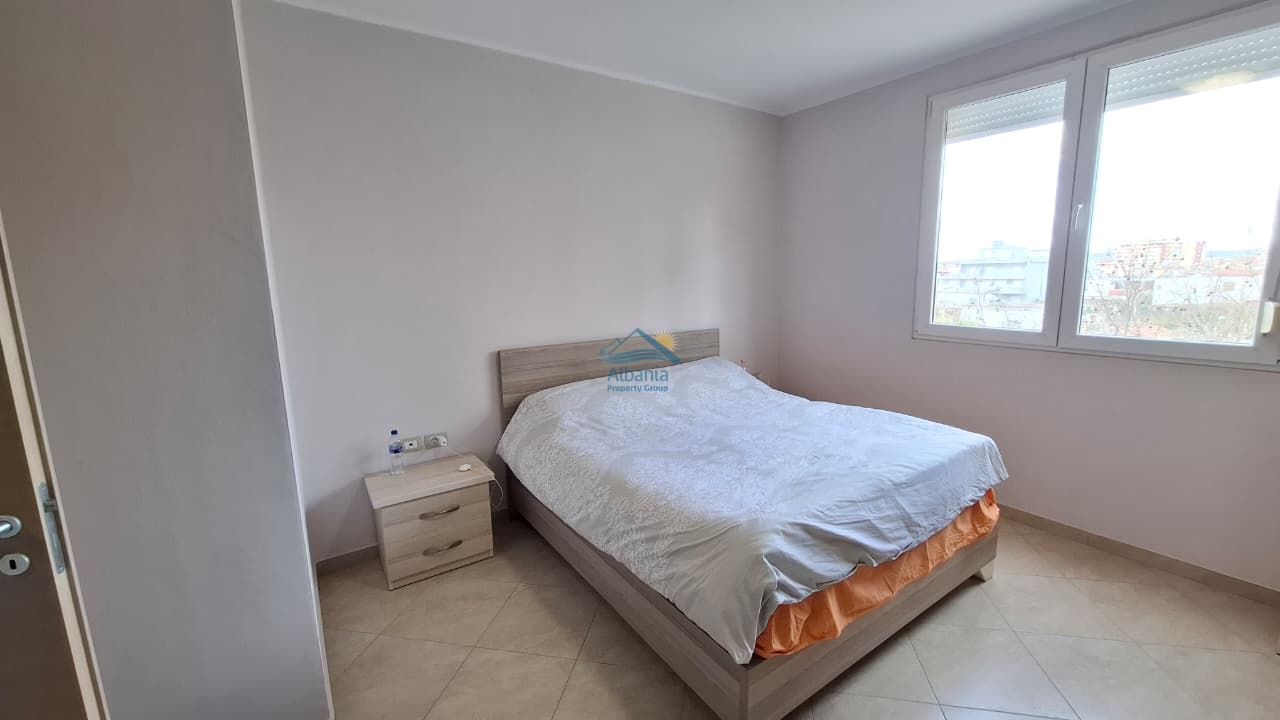 Apartament me dy dhoma gjumi në linjë fronti për shitje në Vlorë shqipëri (6)