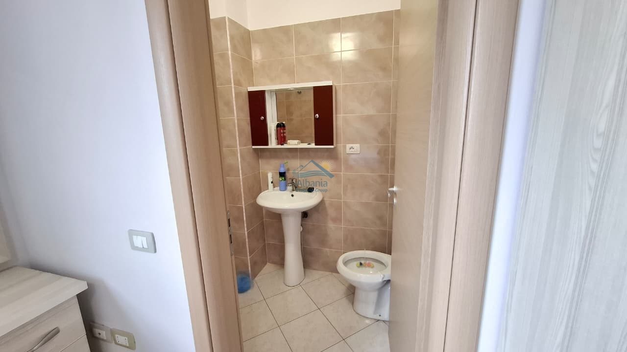 Apartament me dy dhoma gjumi në linjë fronti për shitje në Vlorë shqipëri (8)