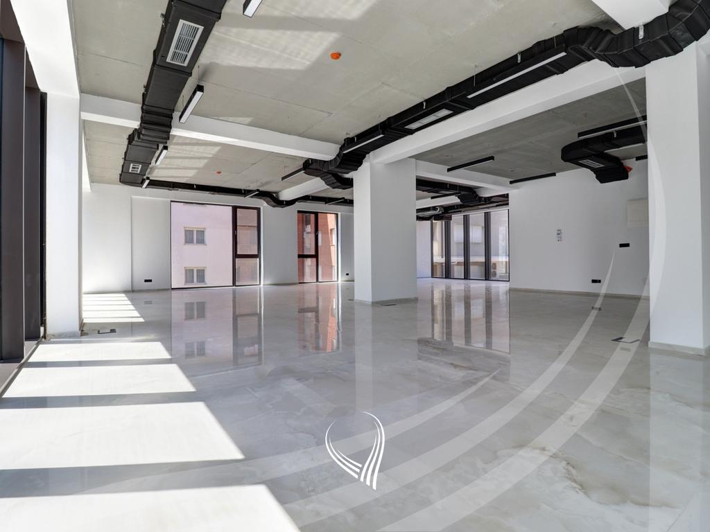 Espaço comercial de 297,83 metros quadrados à venda no bairro Mati 1