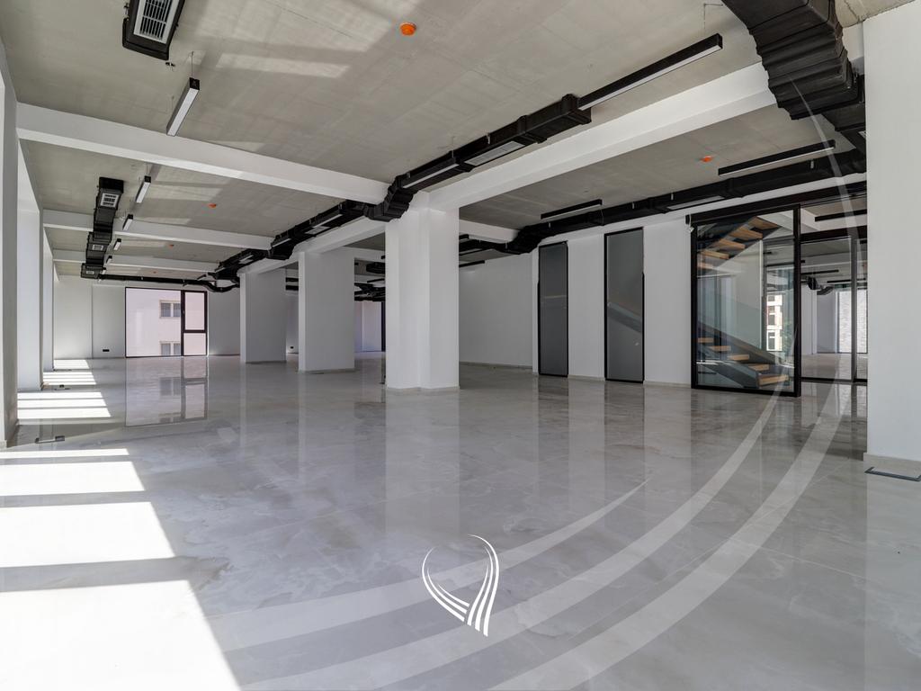 Espaço comercial de 297,83 metros quadrados à venda no bairro Mati 1