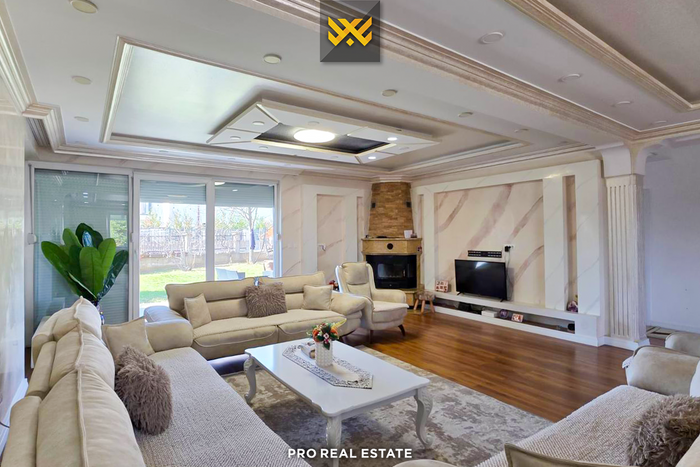Casa de 450m² en venta en Veternik