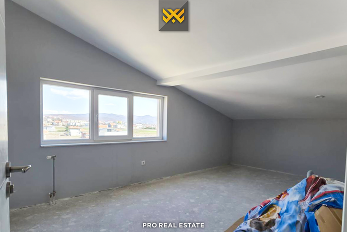 Casa de 450m² en venta en Veternik