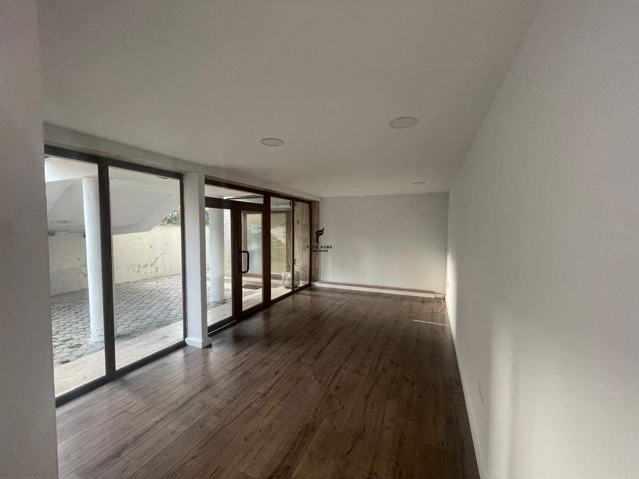 Local à louer 163 mètres carrés nouvelle place 1.600 euro