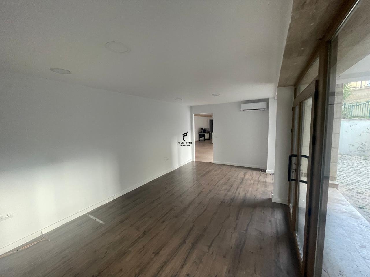 Local à louer 163 mètres carrés nouvelle place 1.600 euro