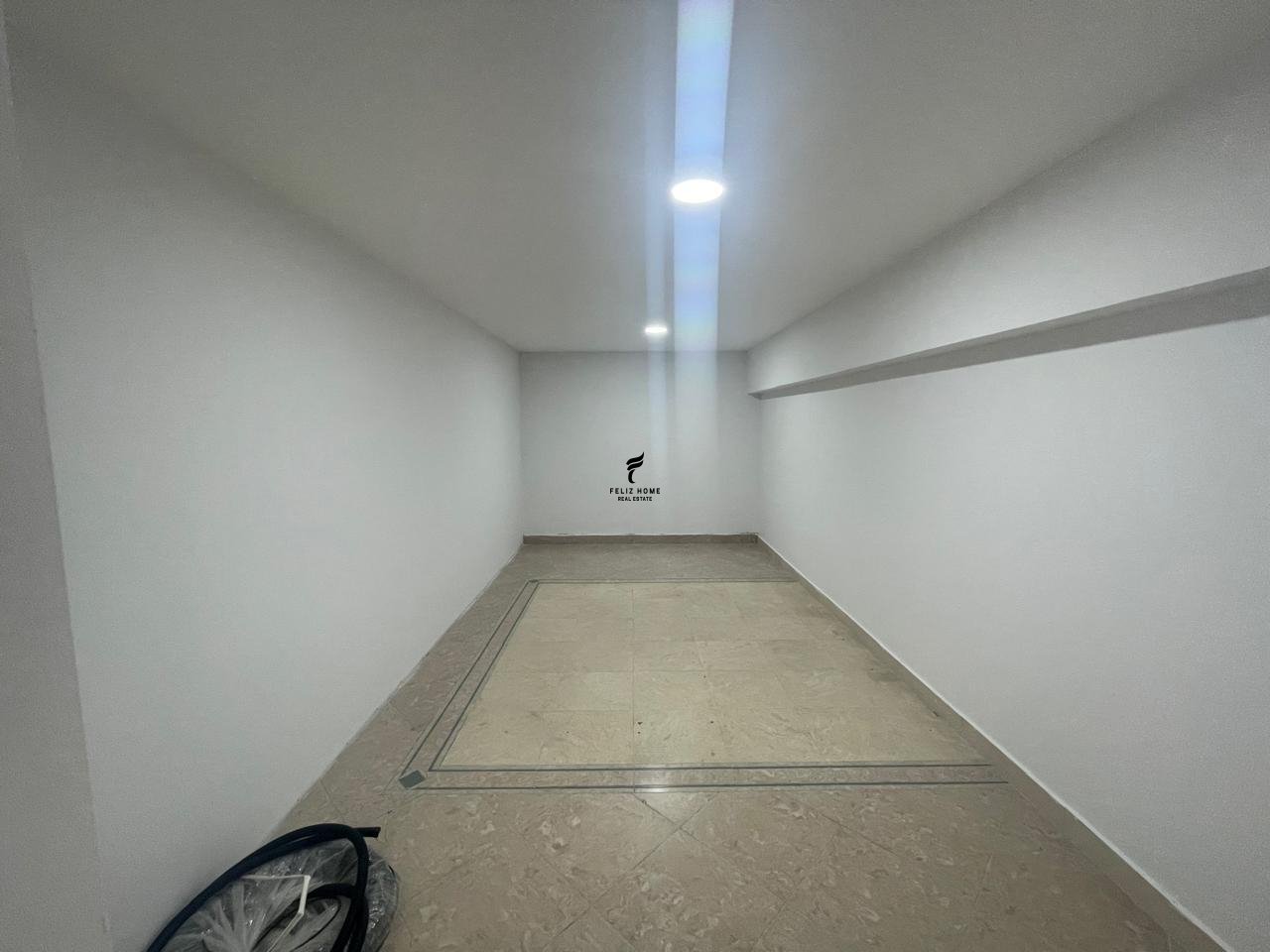Local à louer 163 mètres carrés nouvelle place 1.600 euro