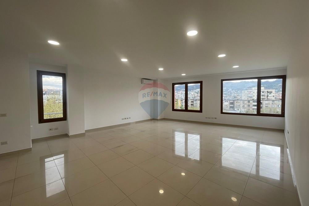 Kompleksi delijorgji, Tirana